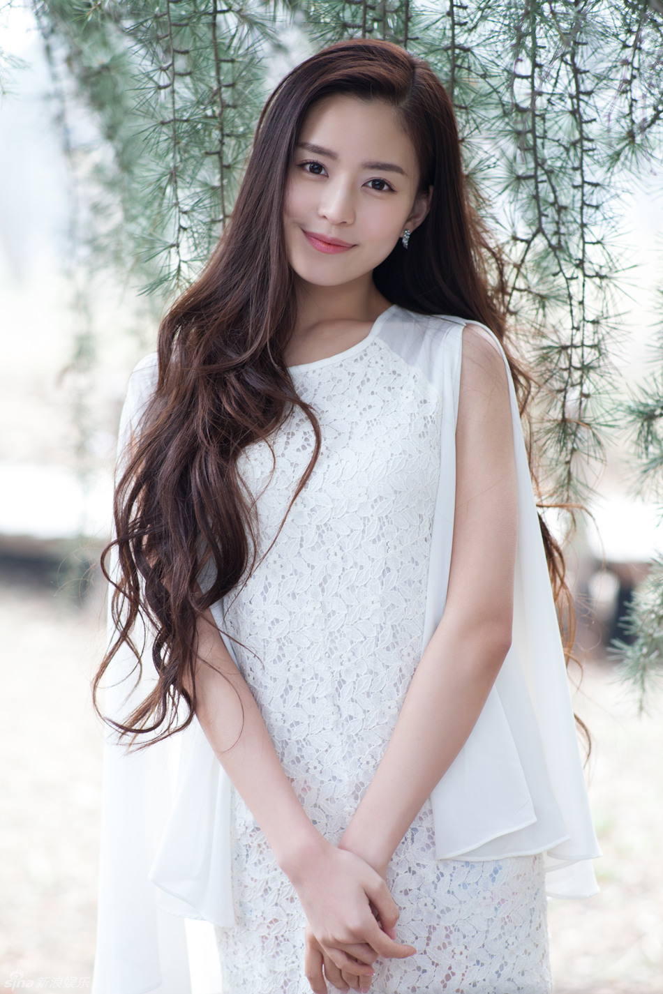 新浪娱乐讯 近日,氧气美女温心曝光了一组晚夏气质写真,照片中,温心带