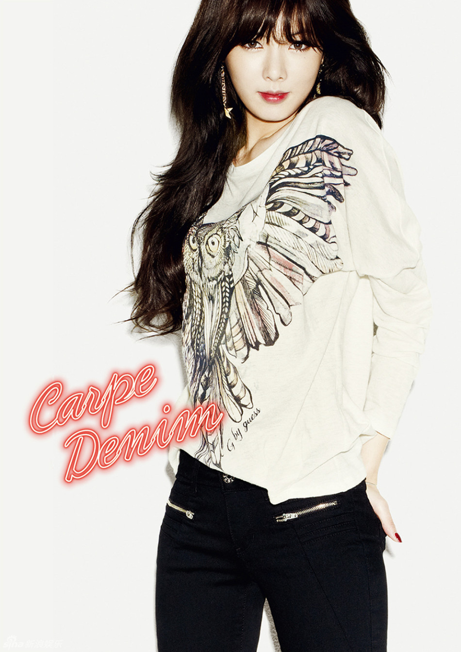 韩团4minute成员泫雅日前携手男模为代言的某休闲牛仔品牌拍摄写真