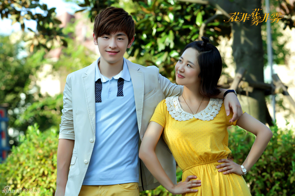 新浪娱乐讯 正在热播的《花非花雾非雾》曝光浪漫剧照,剧中六对情侣档