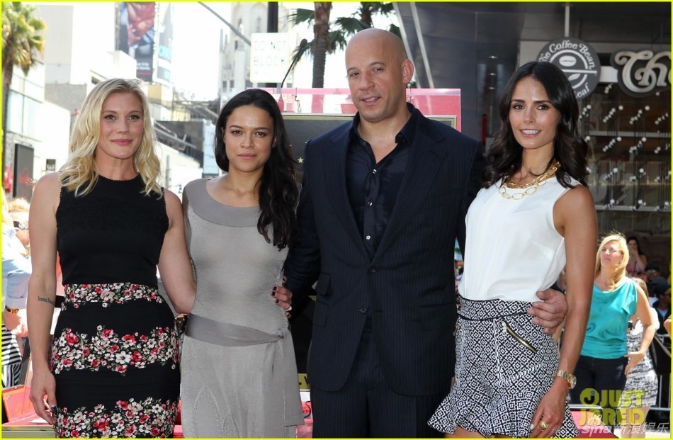 范-迪塞尔星光留名 超模女友带两女儿助阵