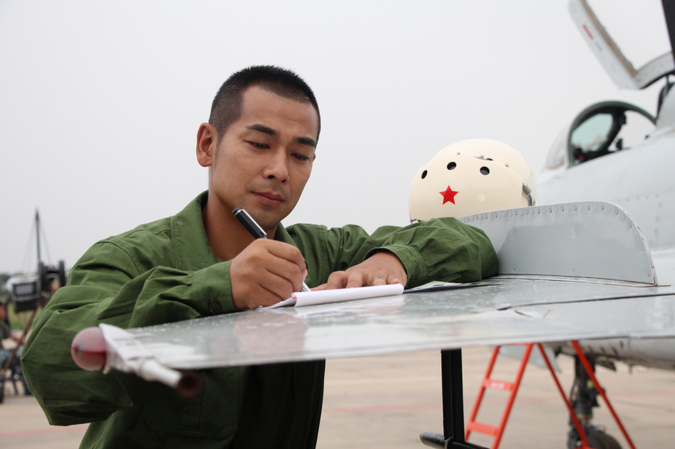 组图:赵文卓微电影展空军气质 演刀尖上的舞者_高清图集_新浪网