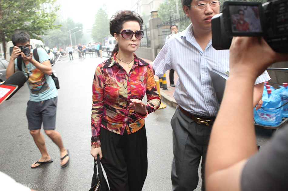 组图:梦鸽抵达法院遭围堵 面对媒体神情冷峻_高清图集_新浪网