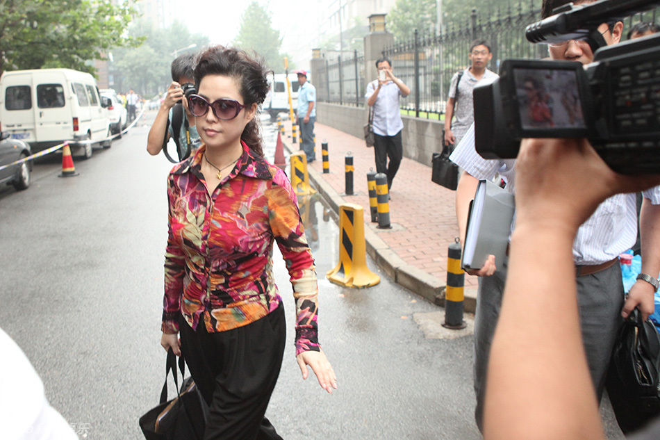 梦鸽抵达法院遭围堵