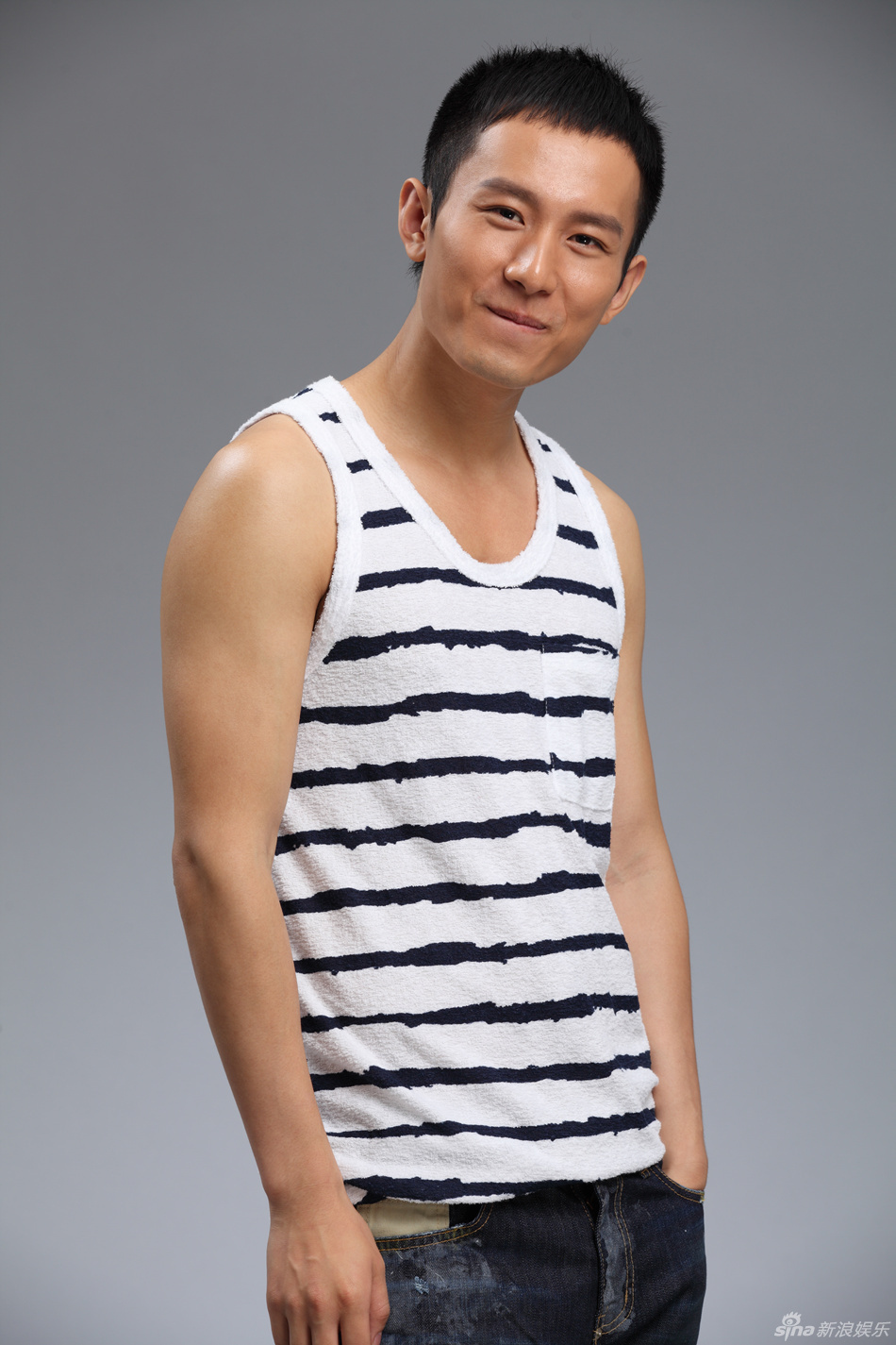 成毅写真清爽袭人 十足阳光男神