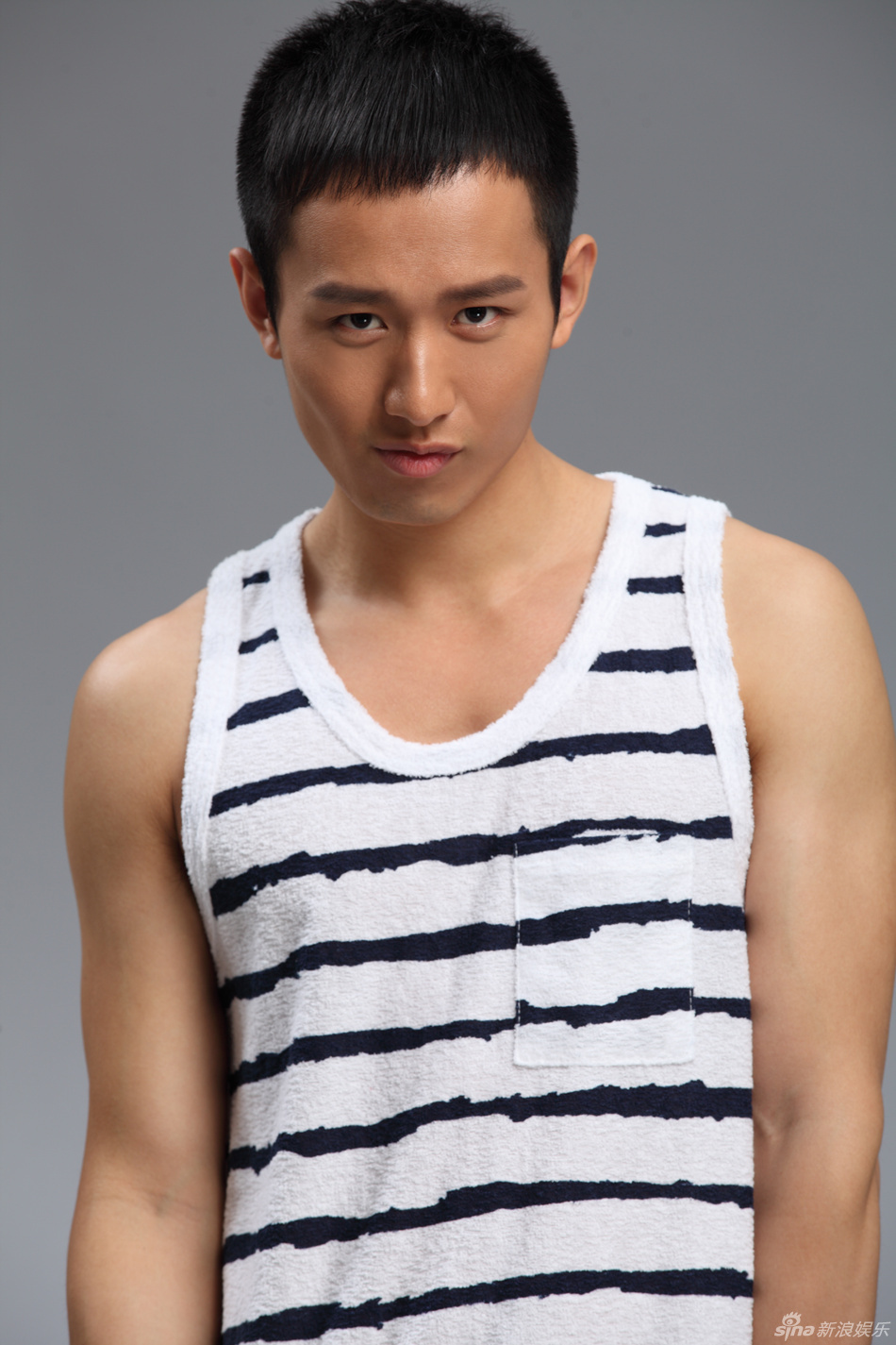 成毅写真清爽袭人 十足阳光男神