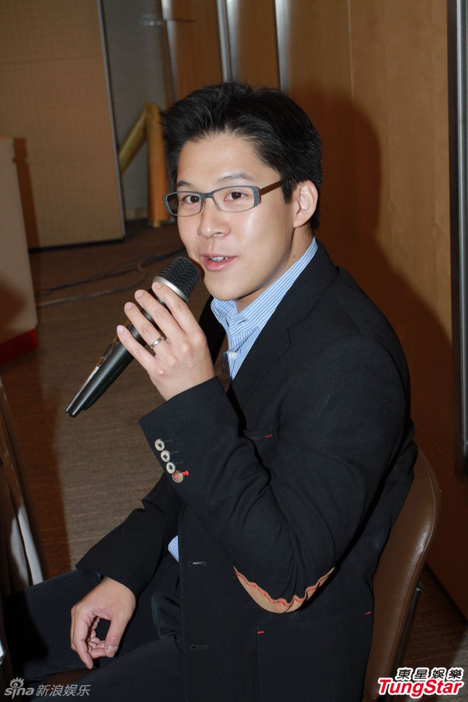 郭晶晶全家福首曝光 怀抱爱子幸福四溢