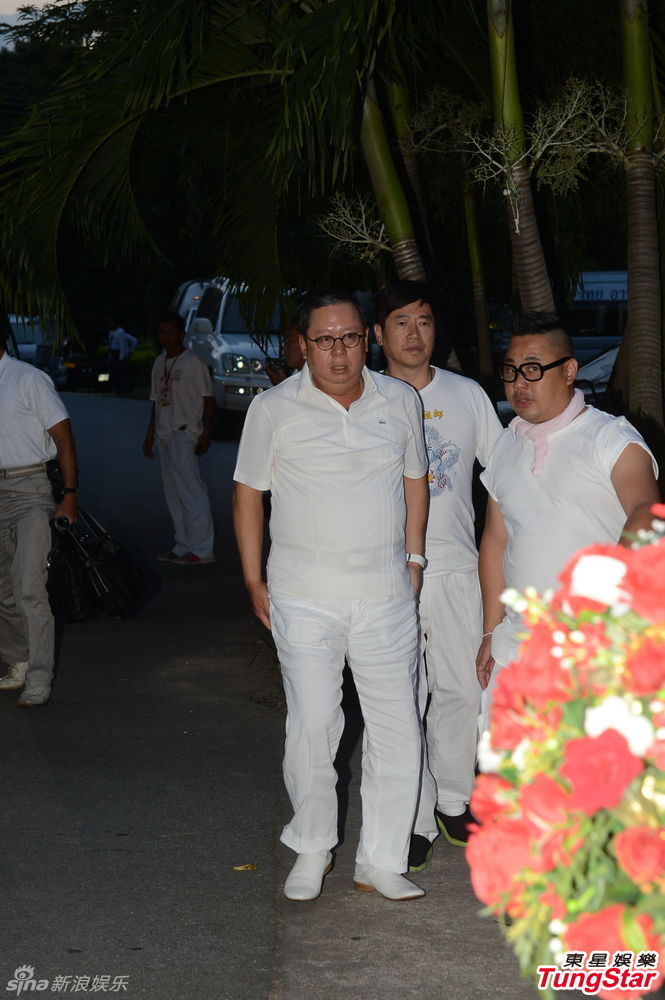 1 / 10 新浪娱乐讯 30日泰国时间7时半,林建岳带著儿子林孝贤,女友人