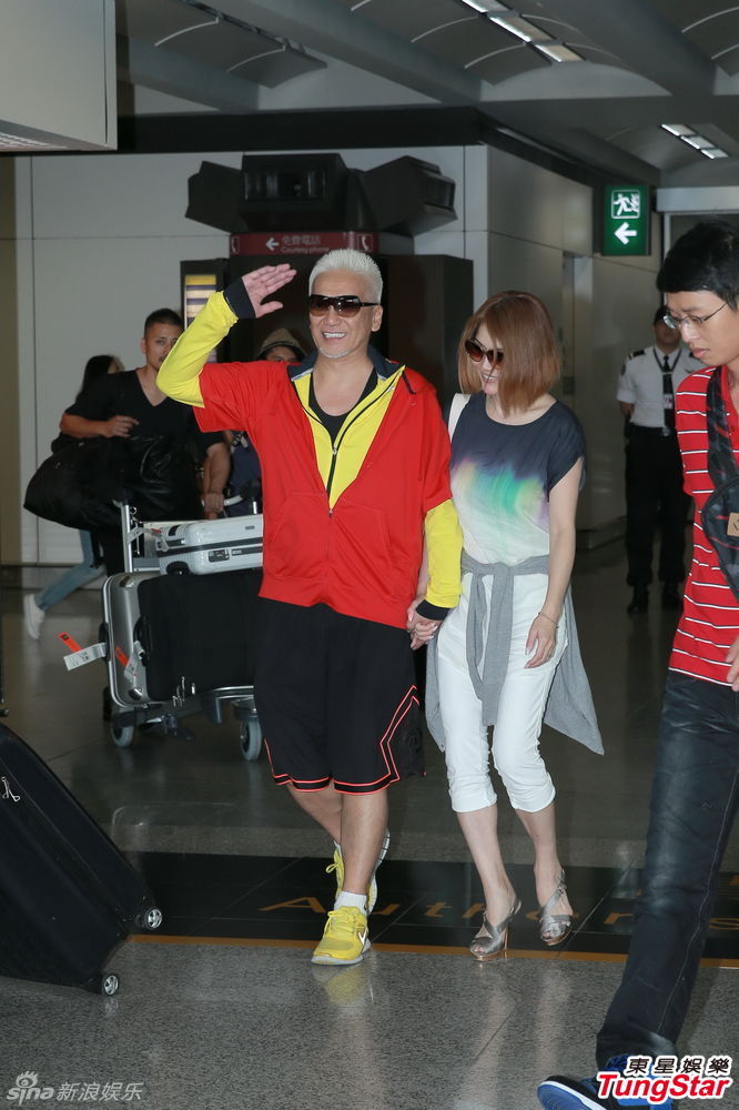 玉置浩二携妻子抵港期待演唱会