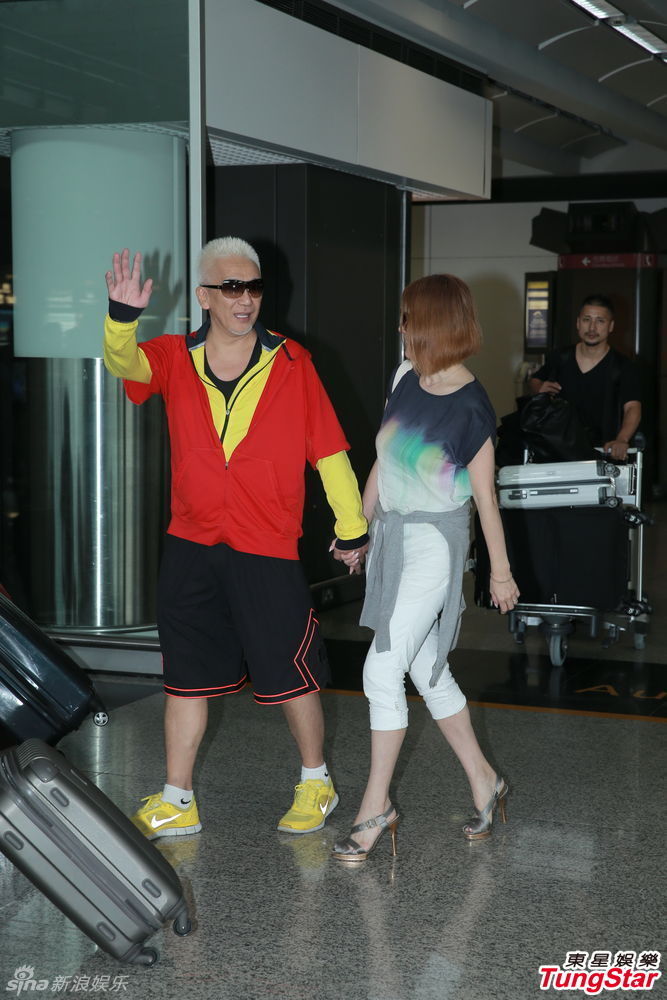 玉置浩二携妻子抵港期待演唱会