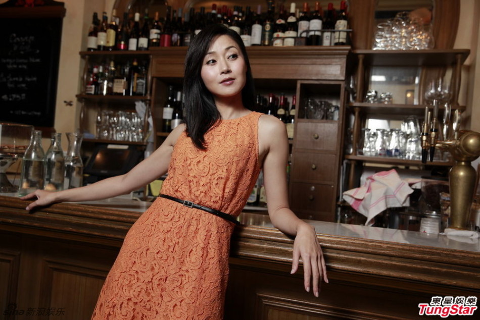 万绮雯橙色连衣裙亮相 笑容甜美妩媚