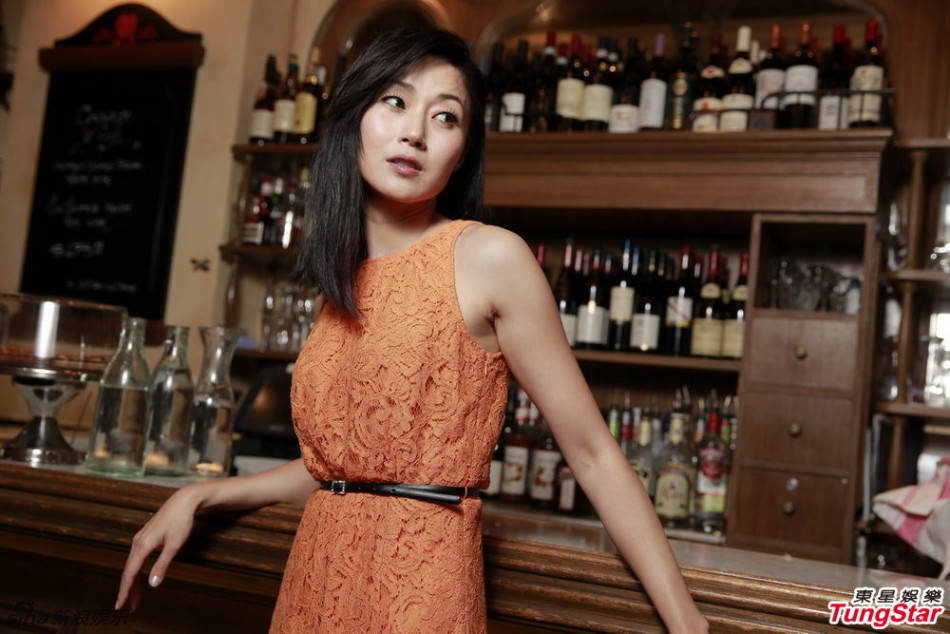 万绮雯橙色连衣裙亮相 笑容甜美妩媚