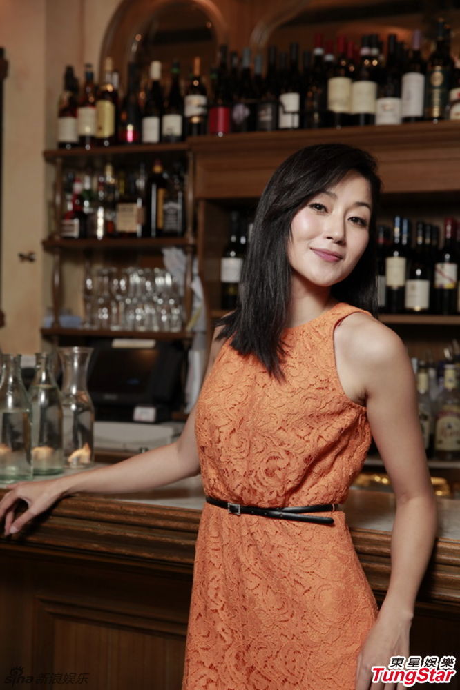 组图:万绮雯橙色连衣裙亮相 笑容甜美气质妩媚_高清图集_新浪网