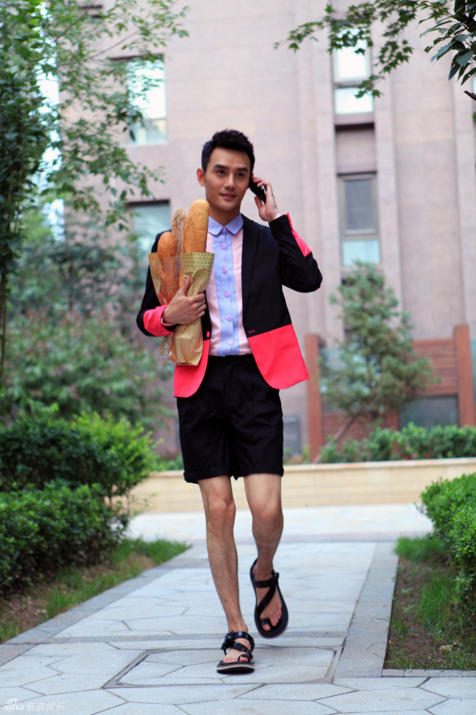 组图:王凯初秋温暖街拍 英伦风玩转撞色时尚_高清图集_新浪网