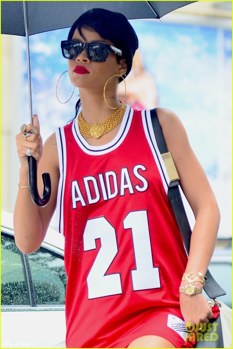 组图:蕾哈娜穿篮球裙散步 全套金饰奢华抢镜_高清图集_新浪网