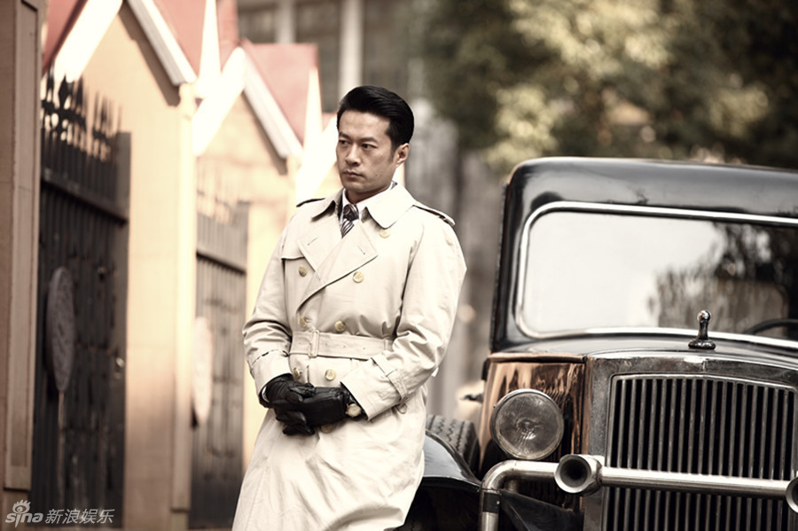 5 新浪娱乐讯 由黄健中导演执导,赵柯,谭凯等联袂主演的电视剧《暗花