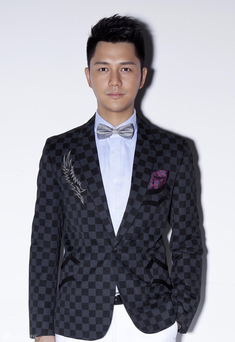 组图:主持人顾斌正装宣传照 俊朗挺拔有型有款_高清图集_新浪网