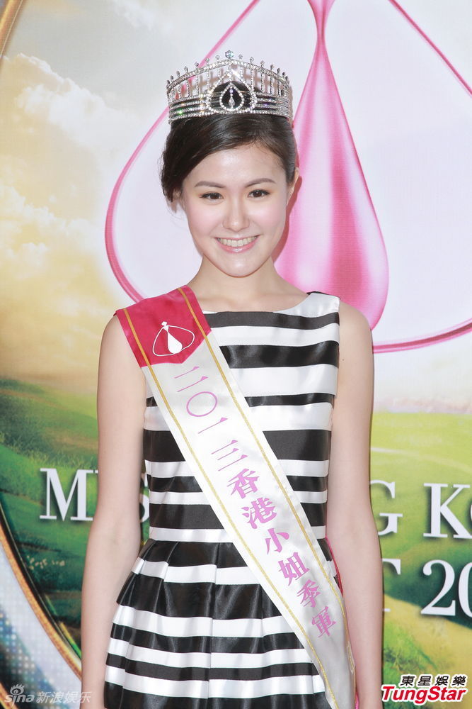 新浪娱乐讯 应届港姐与港姐竞选幕后成员出席庆功会,大家一同举杯庆祝