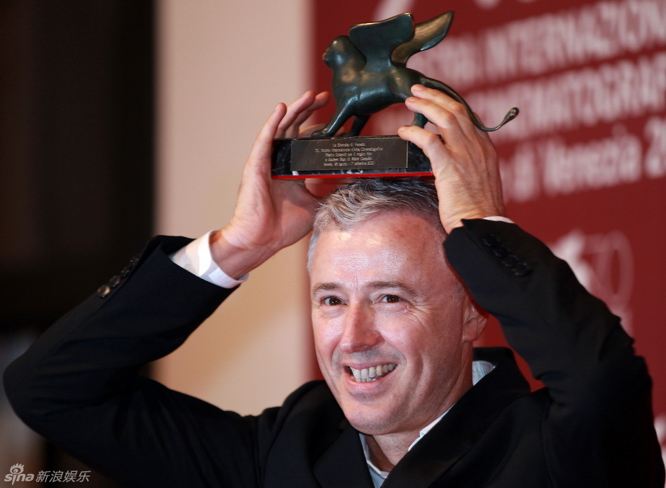 组图:威尼斯电影节闭幕 获奖者后台高举奖杯_高清图集_新浪网