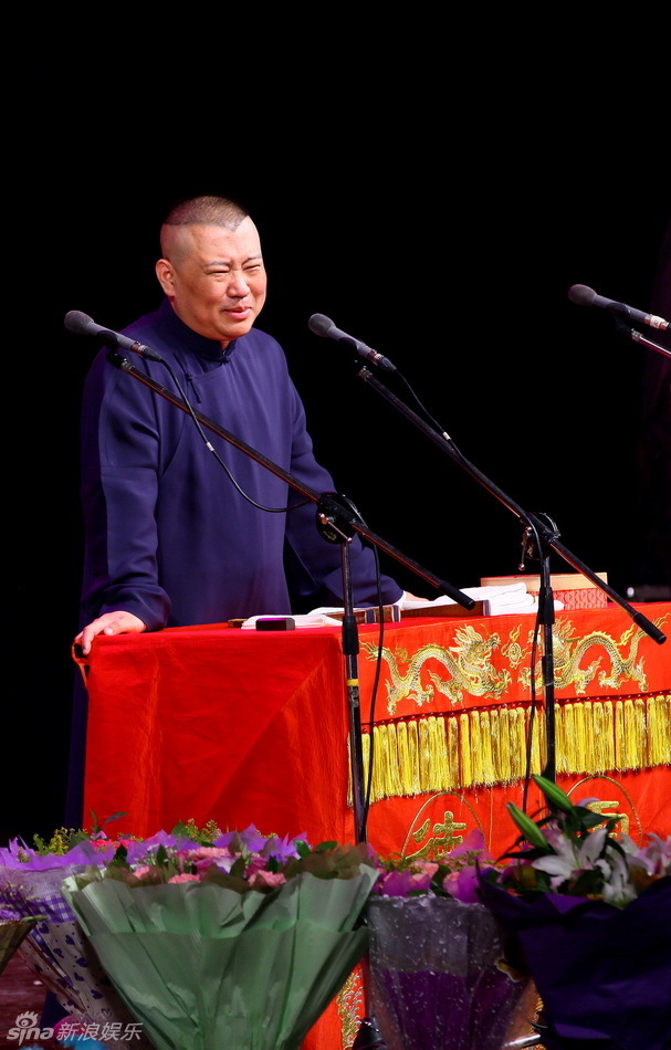 组图:郭德纲说济公传穿新大褂 瘦身效果明显_高清图集_新浪网