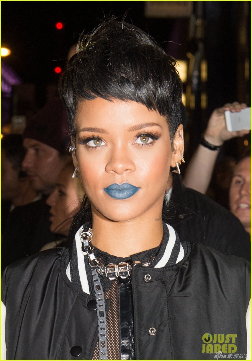 蕾哈娜蓝嘴唇亮相派对 透视装半乳隐现