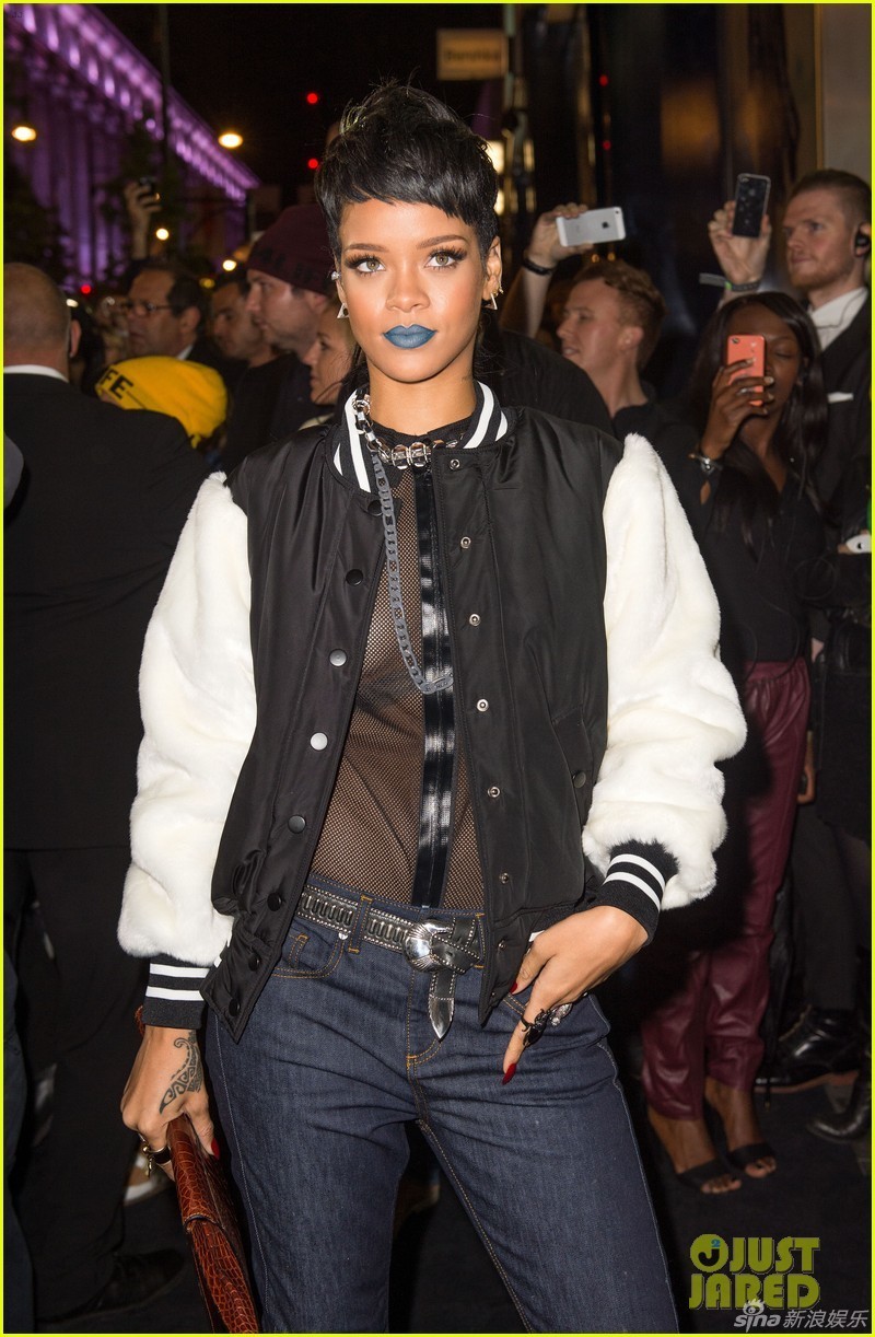 蕾哈娜蓝嘴唇亮相派对 透视装半乳隐现