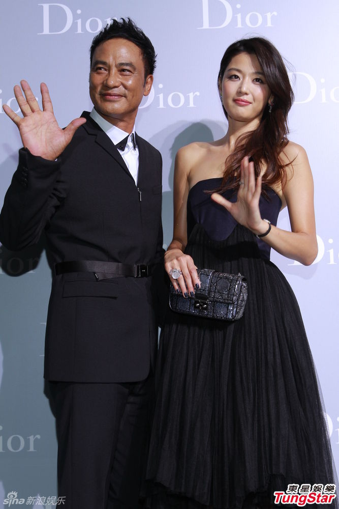 20130911明星全智贤访港抹胸裙女神范与任达华重逢