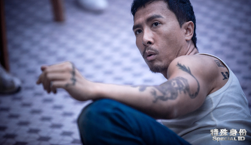 新浪娱乐讯 9月11日,动作电影《特殊身份》曝光新剧照.