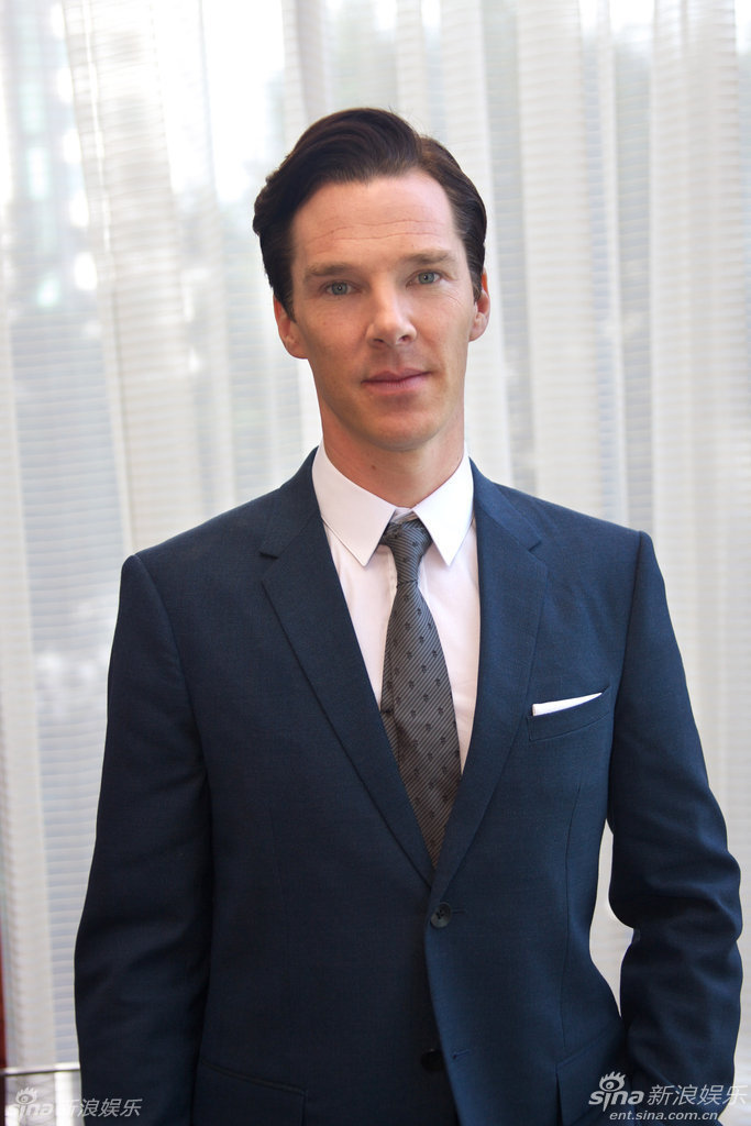 组图:《危机解密》拍写真 卷福大笑满脸皱纹_高清图集_新浪网