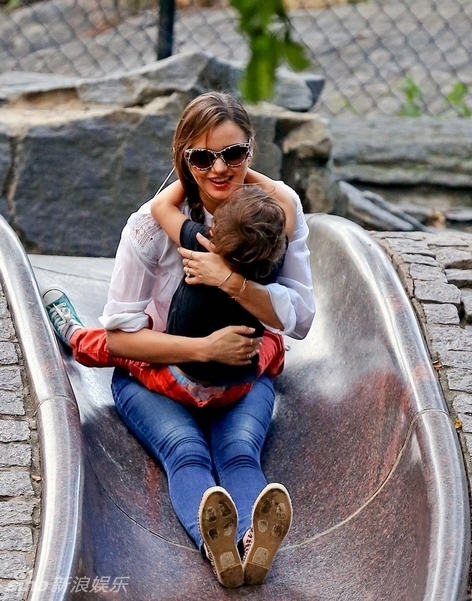 组图:米兰达可儿抱娃玩滑梯荡秋千母爱泛滥_高清图集_新浪网