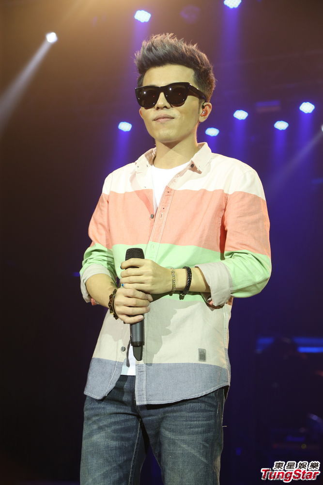 新浪娱乐讯 歌手方大同13日为代言活动开唱.