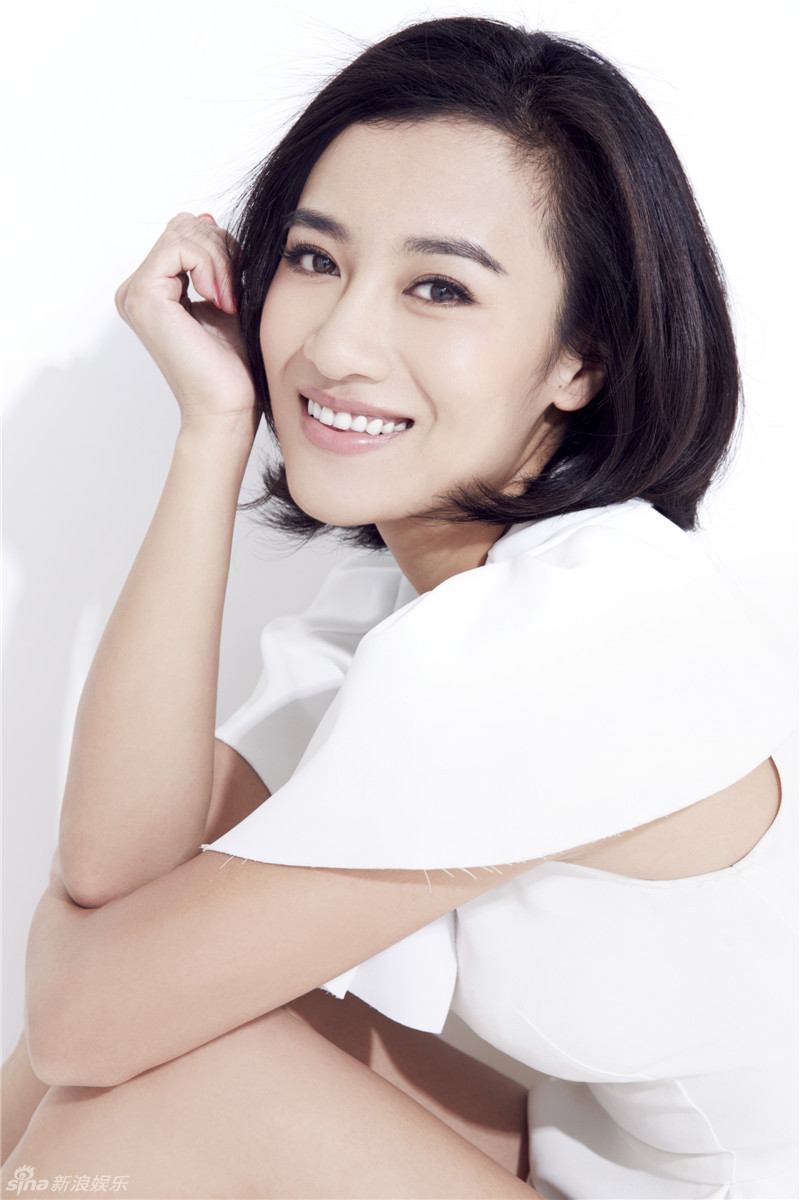 组图:曾培白裙时尚写真 展知性甜美气质_高清图集_新浪网