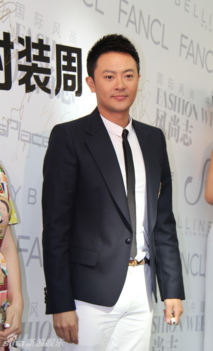 刘芸印小天助阵青年设计师时装周