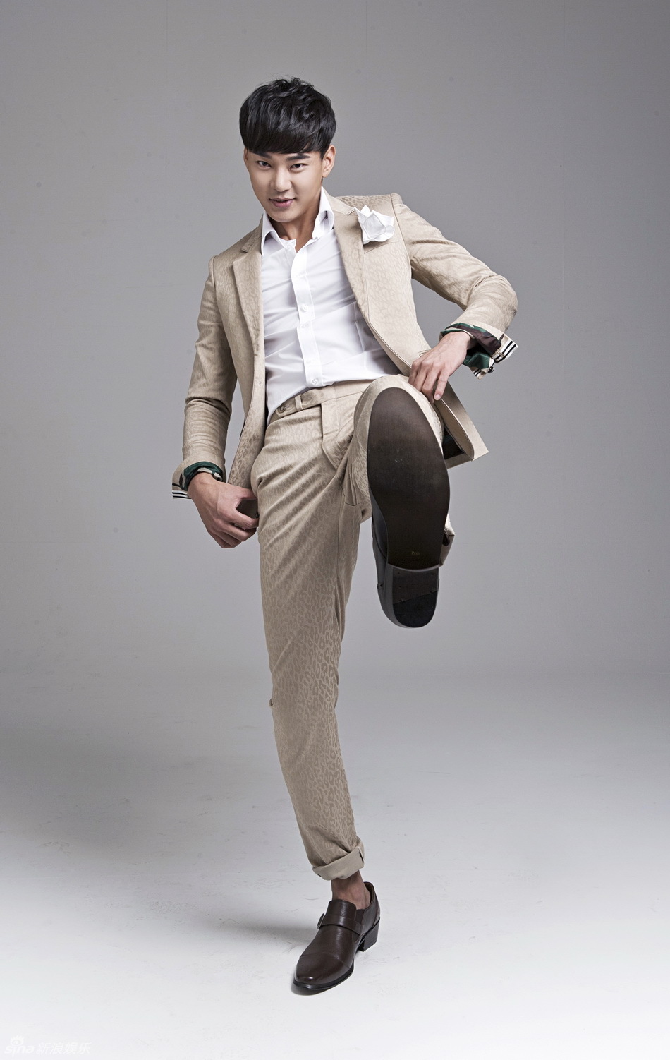 韩国花美男新星安圣浩拍摄时尚大片