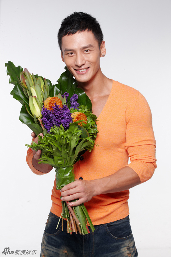 男艺人顾又铭特意拍摄了一组中秋祝福写真,手捧镶嵌着月饼的美丽花束