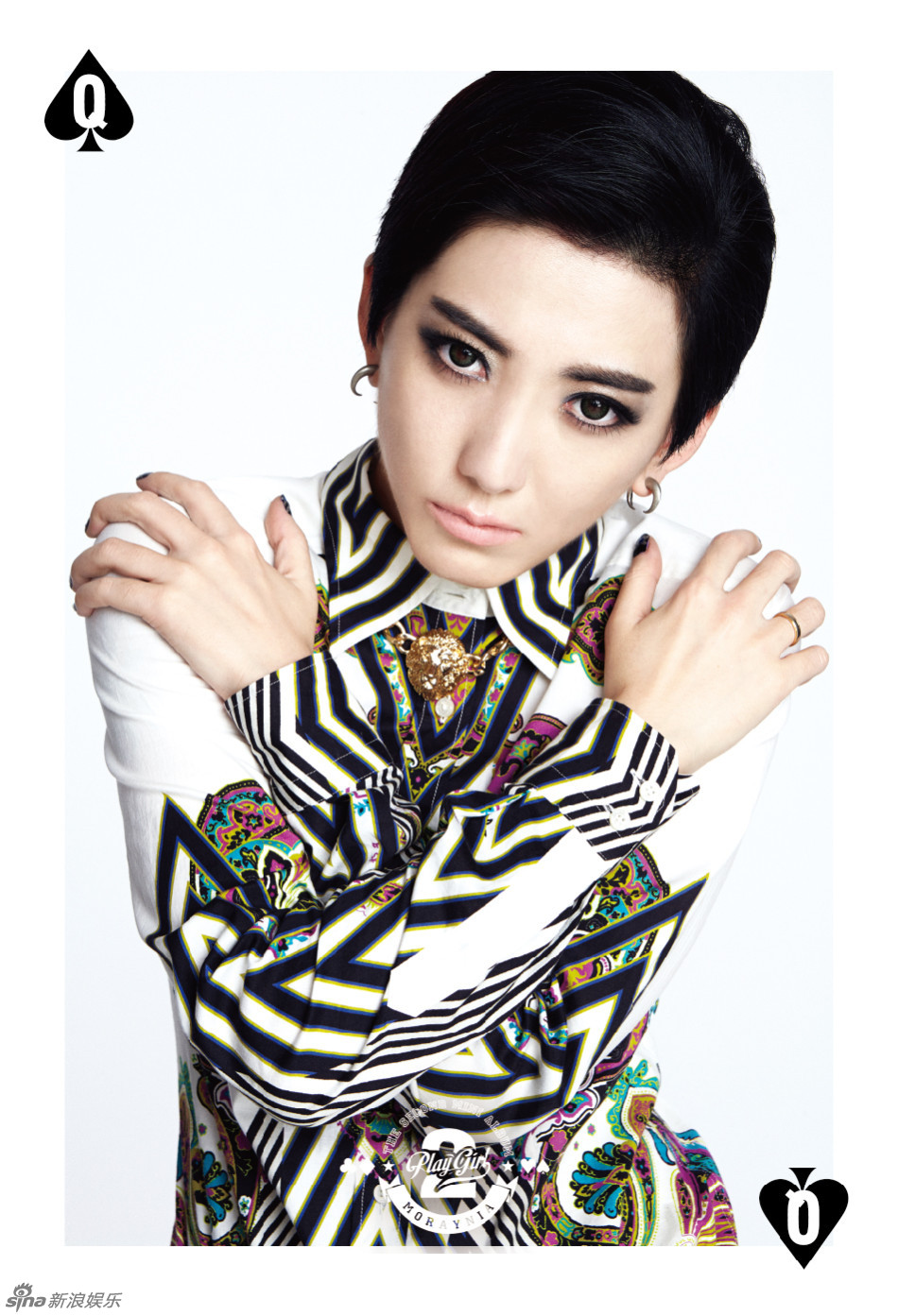 12/ 13新浪娱乐讯 刘忻曝光专辑中扑克牌设计的"黑桃"造型写真.