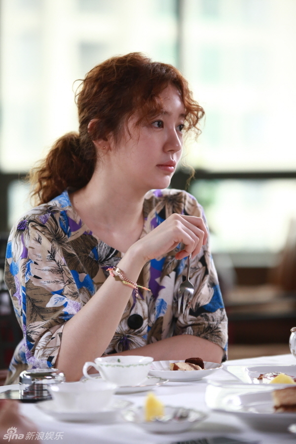 《未来的选择》正式开拍,近日剧组公开了尹恩惠片场照,她以拉面卷发