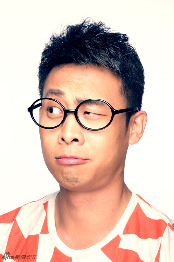 新浪娱乐讯 日前张译曝光一组呆萌时尚写真大片,黑框眼镜,剪刀手,瞪眼
