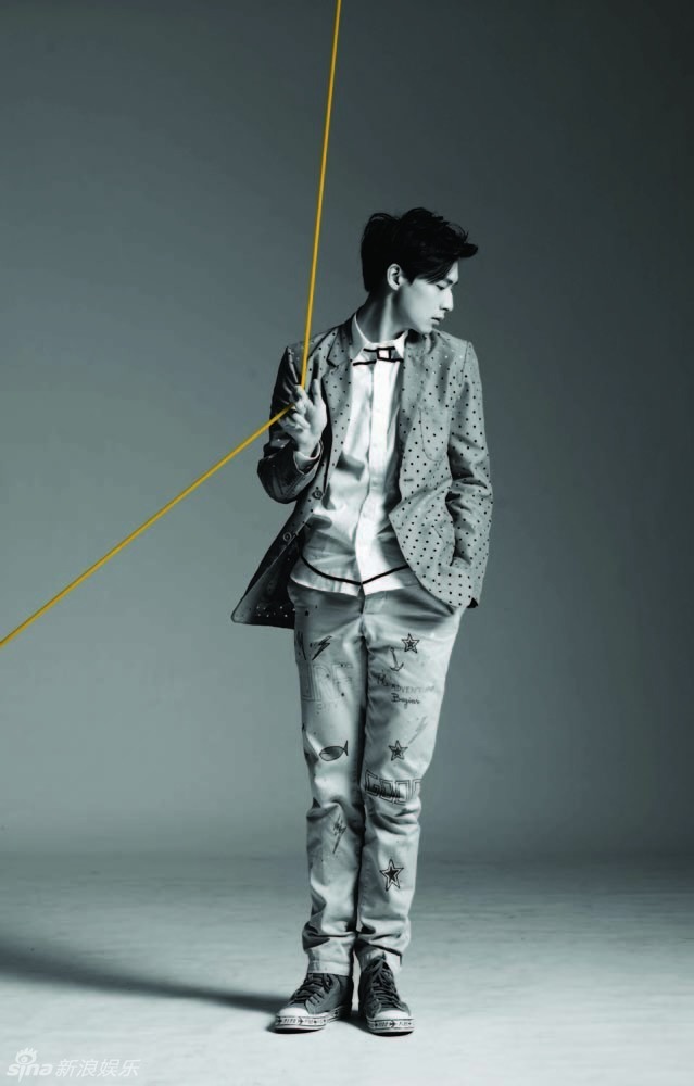 新浪娱乐讯 中秋将至,严爵曝光了一组写真大片,不论是黑白色调简约