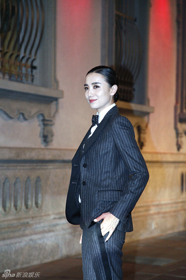 宋佳头排看秀 酷帅中性造型英气逼人_服装人物_中国服装网