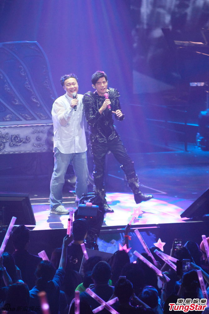 周杰伦香港演唱会落幕 陈奕迅台上力挺