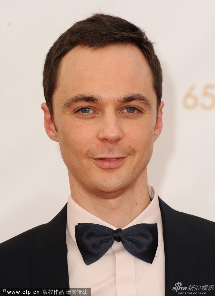 组图:《生活大爆炸》男星谢耳朵黑西服亮相_高清图集_新浪网