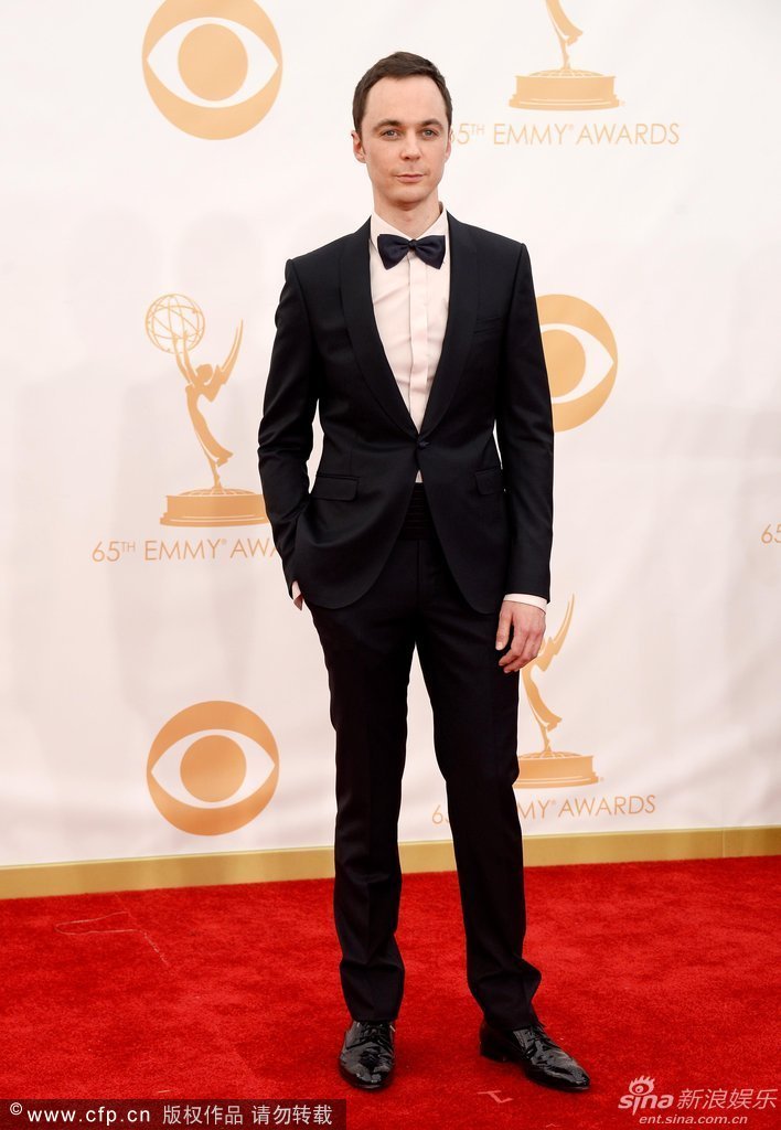 《生活大爆炸》男星谢耳朵黑西服亮相