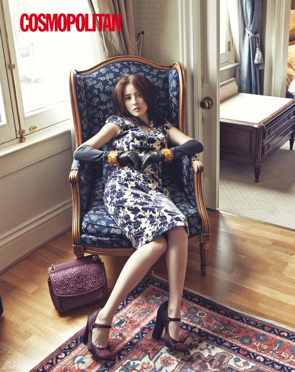 新浪娱乐讯 韩国演员韩惠珍婚后首次公开了一组在荷兰阿姆斯特丹拍摄