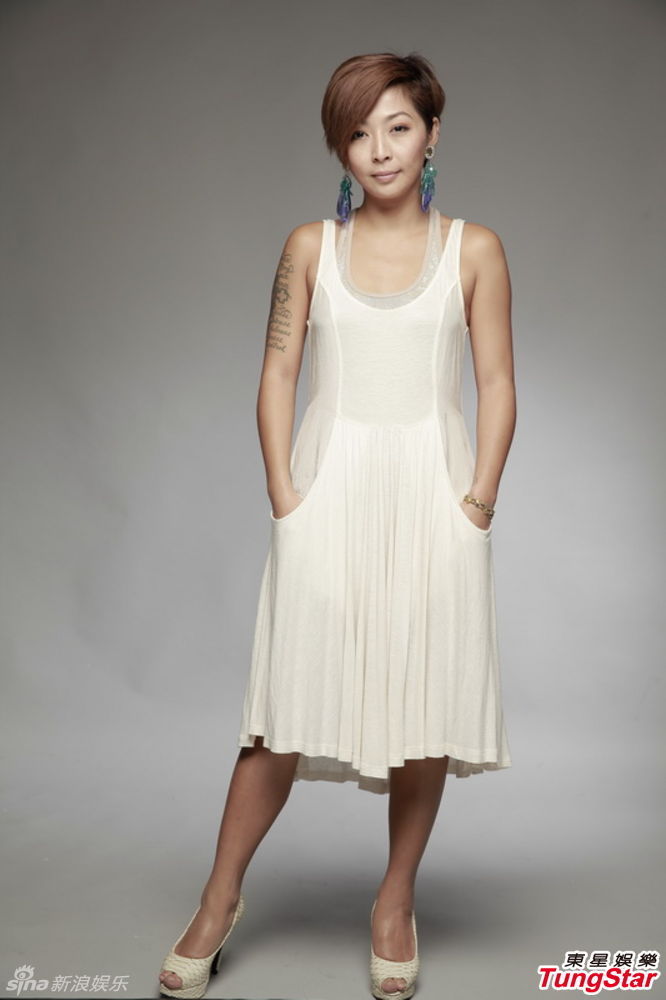 林晓培暌违六年重返歌坛写真秀纹身