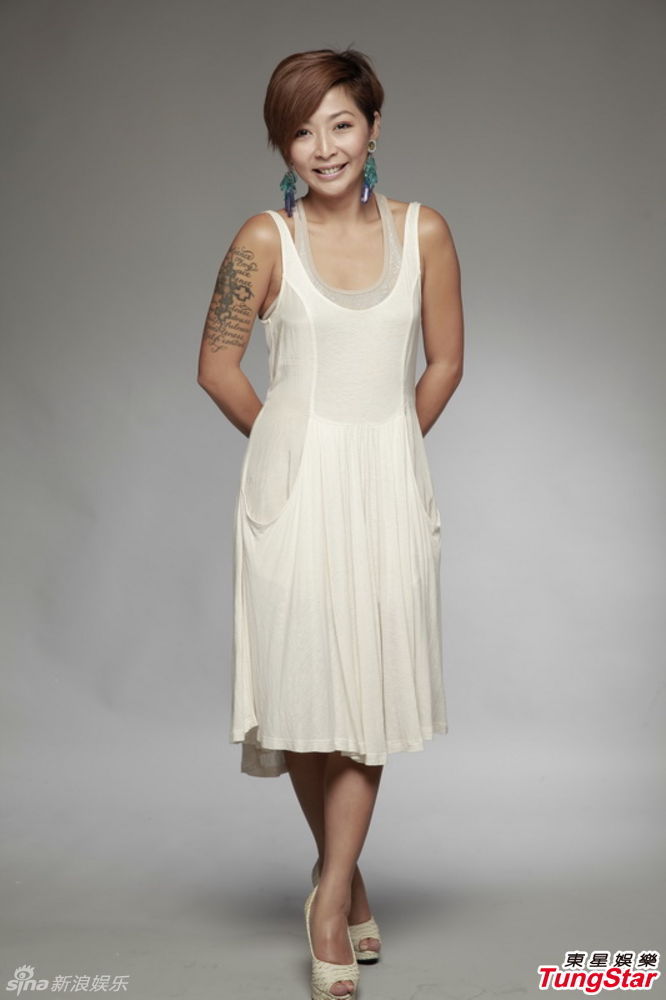 林晓培暌违六年重返歌坛写真秀纹身