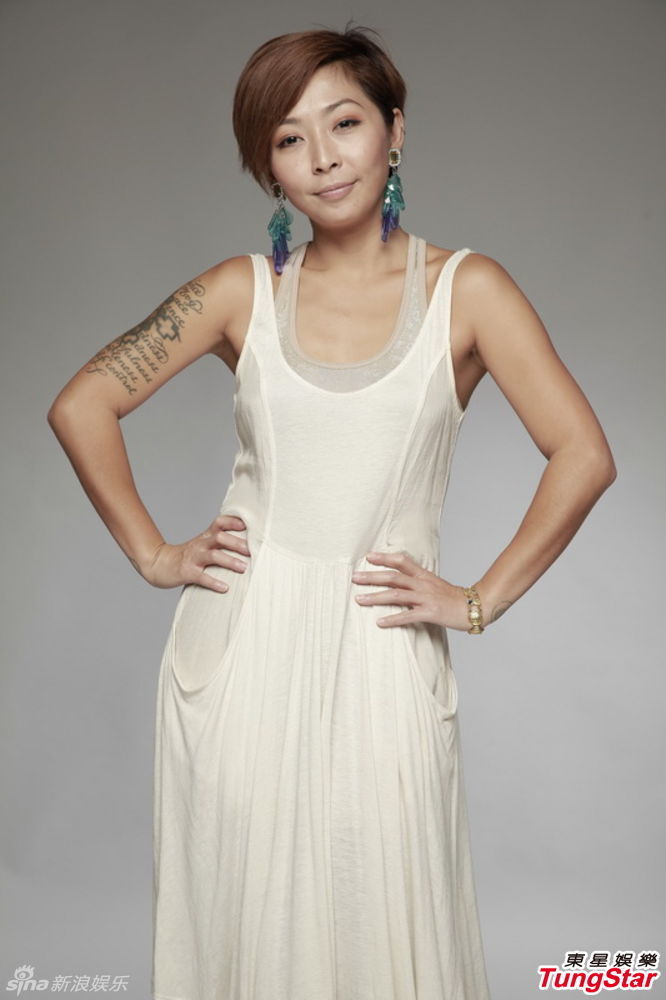 林晓培暌违六年重返歌坛写真秀纹身