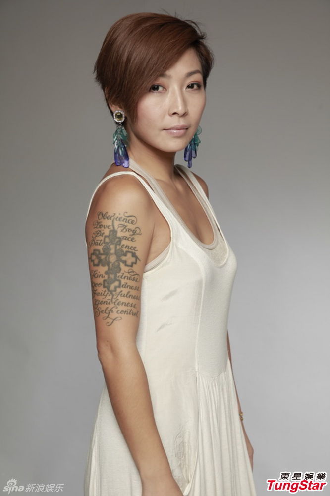 林晓培暌违六年重返歌坛写真秀纹身