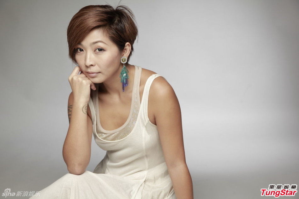 林晓培暌违六年重返歌坛写真秀纹身