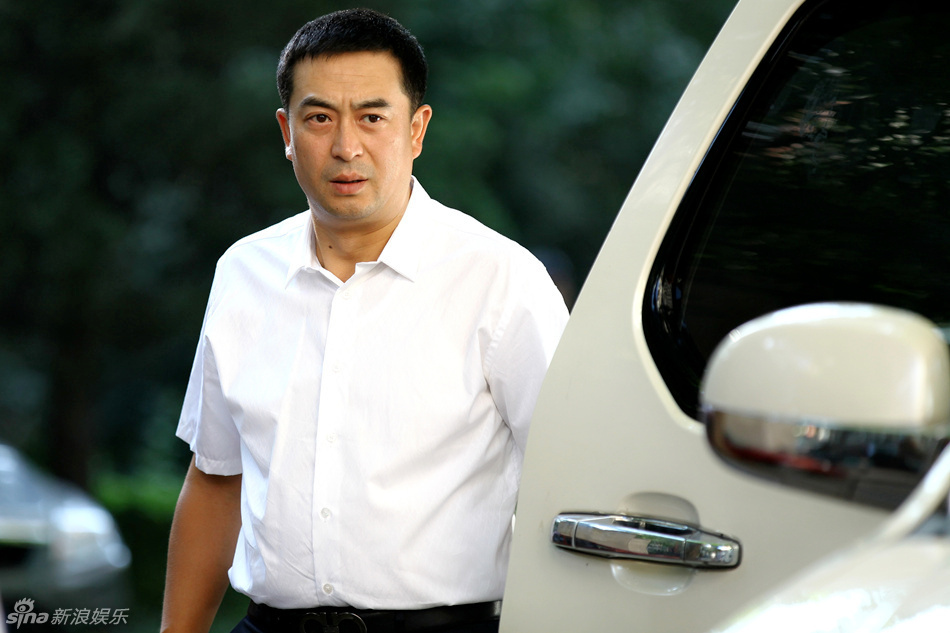 组图:《一仆二主》剧照 张嘉译演司机魅力不减_高清图集_新浪网