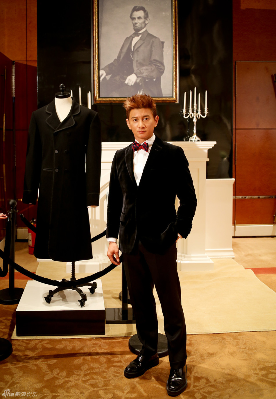 1 / 14 新浪娱乐讯 明星吴奇隆及白百何应邀盛装出席活动以及某新品